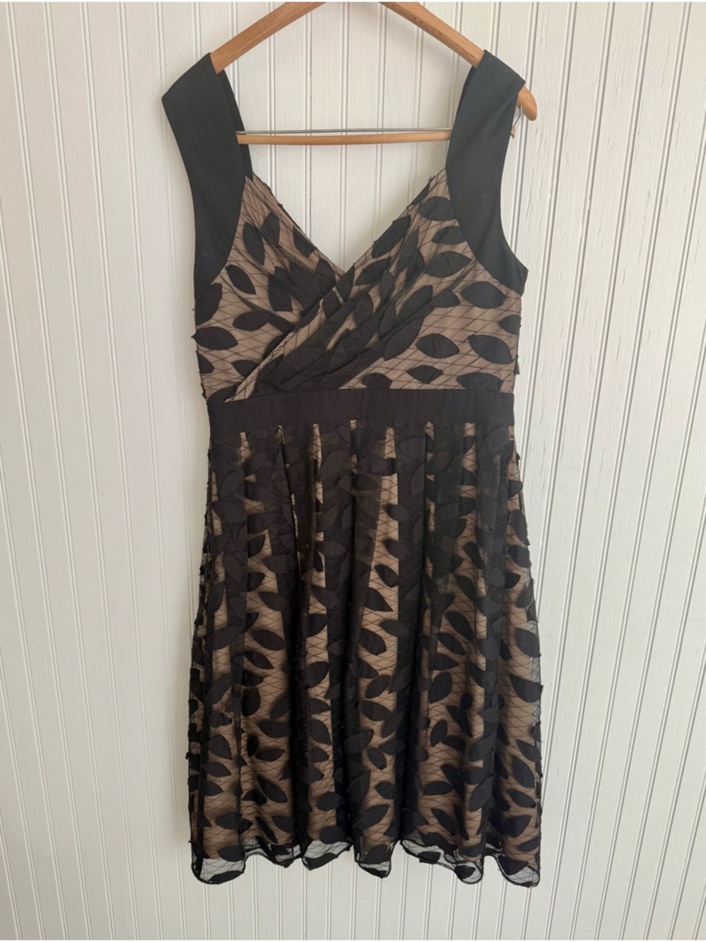 Adrianna Papell Black Leaf Lace-Overlay V-Neck Midi Dress size 10 - Picture 2 of 4